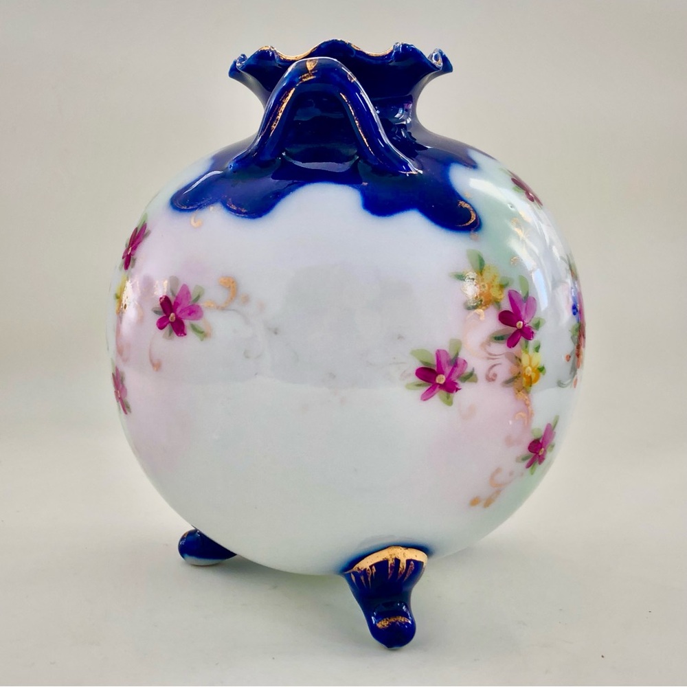 Vintage Round Bud Vase Pot 4" Porcelain Unmarked 3 legs Blue White Floral - Picture 4 of 16